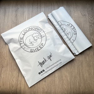 Sobres de Poliéster Blancos Mate Personalizados con Impresión Negra - Bolsas de Envío Impermeables para Ropa y Comercio Electrónico - Product Image 3