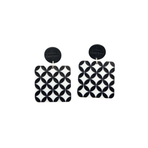 Orecchini pendenti dipinti quadrati con motivo geometrico bianco e nero, gioielli alla moda, 12 pezzi - Product Image 1