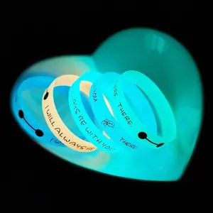 Персонализированный тонкий резиновый светящийся в темноте браслет с пользовательским логотипом браслет на запястье силиконовый браслет для мужчин и малышей