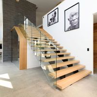 Escalier en tube carré personnalisé avec surface antidérapante et main courante, adapté à un usage résidentiel