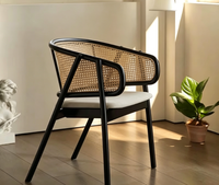 Fauteuil individuel d'extérieur en bois massif et rotin tressé, design décontracté, aspect antique, avec accoudoirs et revêtement en cuir mobile, idéal pour café.