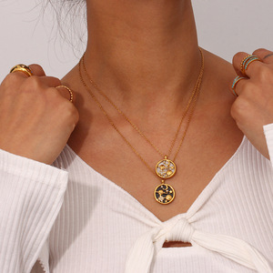 Colgante de acero inoxidable con forma de luna y estrellas para hombre y mujer, collar con colgante redondo de moneda, oro de 18k, negro y blanco - Product Image 6