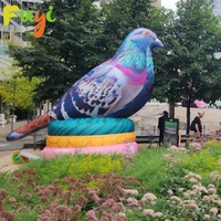 Réplique réaliste de pigeon gonflable avec base colorée pour installation artistique urbaine et festival en plein air
