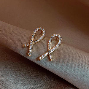 Orecchini a Perno con Nastro Dorato e Cristalli, Incastonatura a Canale, Placcati in Oro 18K, Lussuosi per Uso Quotidiano Femminile - Product Image 3