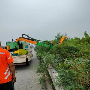 Tondeuse à ceinture verte de grande taille montée sur véhicule coupe-haie de grande taille pour plantes vertes médianes de pente en vente - Product Image 4