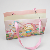 Sac en papier rose à motif de dessin animé avec poignée en ruban de satin pour l'emballage de cadeaux pour animaux de compagnie et la vente au détail de vêtements pour enfants, impression personnalisée
