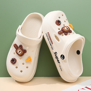 Sandales plates Crocs pour femmes, design de dessin animé beige, antidérapantes, confortables, chaussures de plage d'extérieur - Product Image 1