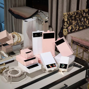 Boîte cadeau pour bijoux islamiques avec logo personnalisé - Boîte rigide en carton recyclable avec laminage mat et gaufrage, design personnalisé - Product Image 1