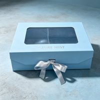 Boîte cadeau pliante élégante blanc cassé avec fenêtre transparente en PVC et nœud en ruban doré, logo personnalisé pour l'emballage de produits cosmétiques et cadeaux