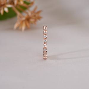 Bague d'éternité moderne en or rose 14 carats avec moissanite taille ronde, sertie élégante, pour femme, bijou minimaliste à superposer - Product Image 3