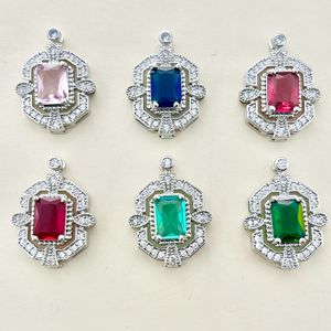 Pendentif géométrique en zircon taille émeraude avec breloques en cristal, pour usage quotidien, serti clos en cuivre plaqué, Yiwu Hiver 2024 - Product Image 3