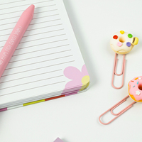 Mignon cahier à spirale de taille A5 à impression personnalisée avec logo personnalisable, motifs de cœur et de fleurs installés