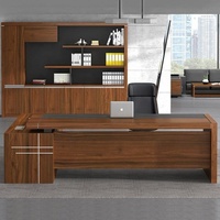 Bureau de direction contemporain avec grande surface de travail et rangement latéral pour un espace de travail professionnel