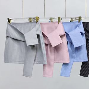Vente en gros de jupes mini à manches rayées de couleur unie pour femmes, de haute qualité, personnalisées OEM/ODM - Product Image 1