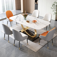 Ensemble de salle à manger moderne avec table en marbre et 6 chaises, plateau rectangulaire en pierre frittée avec pieds en métal doré, meubles.