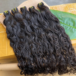 Fasci di <span class=keywords><strong>capelli</strong></span> umani naturali indiani grezzi in colore 1B <span class=keywords><strong>prodotti</strong></span> <span class=keywords><strong>per</strong></span> <span class=keywords><strong>capelli</strong></span> di alta qualità 100% <span class=keywords><strong>capelli</strong></span> ondulati indiani non trasformati crudi - Product Image 6