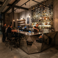 Miroir de comptoir à facettes géométriques en acier inoxydable poli sur mesure pour bar à cocktails et café commercial, design moderne