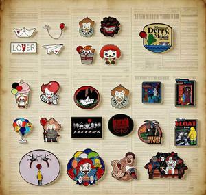 Pin de Solapa de Metal Esmaltado con Globo Rojo de Pennywise, Stephen King, Pennywise Returns to Derry Town, al por Mayor, en Existencia - Product Image 1