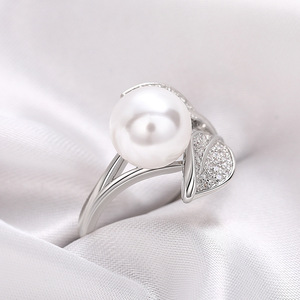 Anello con Perla Finta a Forma di Foglia per Donne, Gioiello Elegante e alla Moda - Product Image 3