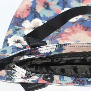 Sac fourre-tout floral original de l'usine BSCI, grand sac à bandoulière pour femme avec logo personnalisé, idéal pour la gym, la randonnée, les pique-niques, les voyages, la plage et les souvenirs. - Product Image 5
