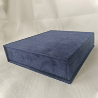 Boîte cadeau à couvercle rabattable en velours bleu foncé avec plateau intérieur en velours pelucheux, boîte d'emballage pour bijoux, étui de présentation de luxe