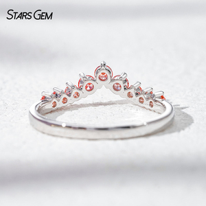 แหวนทองคำแท้ 10K รูปตัววีประดับเพชรชมพูทรงกลมจาก Starsgem แบบครึ่งวงกลม สามารถสวมซ้อนกับแหวนแต่งงานได้ เครื่องประดับคุณภาพสูง - Product Image 4