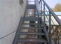 Escalier de villa extérieur à structure en acier robuste, cadre métallique préfabriqué, escalier mono-poutre pour bureau moderne
