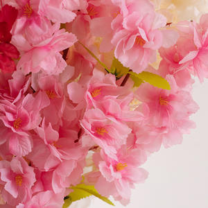 Arrangement de fleurs de <span class=keywords><strong>cerisier</strong></span> artificielles en soie réaliste en gros pour la <span class=keywords><strong>d</strong></span>écoration intérieure de la maison et les cérémonies de remise de diplômes - Fait à la main, longue durée - Product Image 4