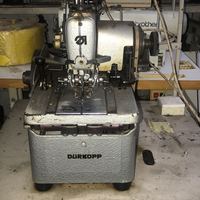 Machine à coudre industrielle Durkopp Adler 558 à œillet et à bouton-trou d'occasion