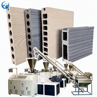 Ligne de production de revêtements de sol extérieurs en PE WPC, machine d'extrusion de profilés en composite bois-plastique, équipement de décoration de jardin