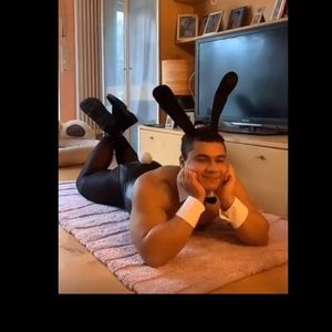 Pijamas sexys para hombre, ropa de dormir de satén sin mangas de piel sintética negra para hombre - Product Image 2