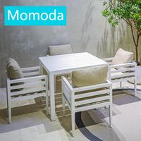 Table d'extérieur moderne élégante en métal et aluminium de forme carrée avec 4 chaises Ensemble de salle à manger de patio pour restaurant