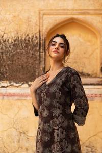Robe mi-longue bohème Dharati à imprimé artisanal, en pur coton, motif floral marron et gris, pour femme - Product Image 2