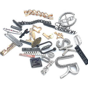 Muestra lavable de doble orificio Logotipo personalizado Rectángulo grabado Etiqueta de metal láser Etiquetas para ropa - Product Image 3