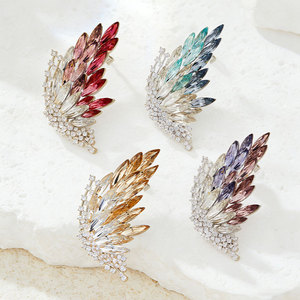 Broche Papillon en Cuivre Plaqué Or avec Cristal Marquise et Ailes d'Ange en Zirconium Cubique Dégradé de Luxe, Bijoux Personnalisés en Gros de Haute Qualité - Product Image 4