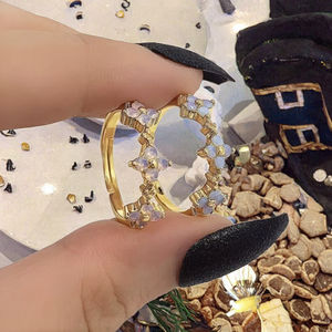 แหวนแต่งงาน/หมั้น ดีไซน์ดอกไม้ ปรับขนาดได้ ชุบทอง 18K ประดับเพชรคิวบิกเซอร์โคเนียสีน้ำเงิน สไตล์เกาหลีสุดฮิต สำหรับทุกเพศ - Product Image 3