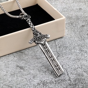 Collier pendentif épée en acier inoxydable Yunnique, design lame brisée 3D, unisexe, cadeau tendance pour assortir aux vêtements - Product Image 1
