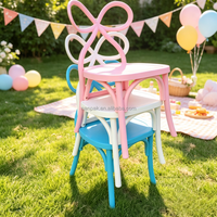 Table rectangulaire bleue, rose et blanche avec chaises à dossier arqué, idéale pour la location événementielle, les fêtes d'anniversaire, l'intérieur et l'extérieur