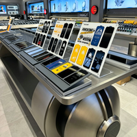 Présentoir de magasin de technologie futuriste haut de gamme | Design personnalisé en forme d’ovni | Système d’exposition de pointe pour les marques phares de la tech