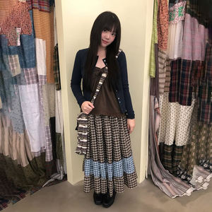 กระโปรงยาวทรงเอเอวสูงลายสก็อตแบบเรโทร ตัดต่อสีตัดกัน ดีไซน์มินิมอลสำหรับผู้หญิง - Product Image 6