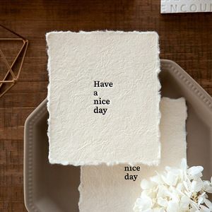 Étiquettes suspendues artisanales recyclées personnalisées à bords bruts avec texture rugueuse pour sacs, chaussures, artisanat, invitations, papier en gros - Product Image 3