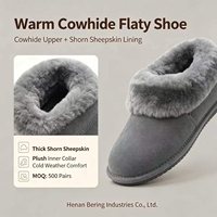Chaussons plats en cuir de vachette gris avec col en fourrure épaisse, coutures soignées, confortables et respirants pour usage quotidien
