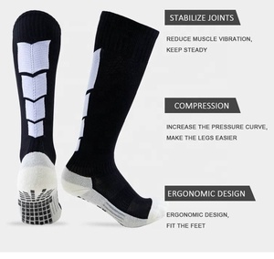 Calcetines Deportivos de Fútbol Blancos y Rojos de Alta Calidad para Hombre y Mujer, Calcetines de Algodón Transpirables Antideslizantes con Goma para Niños - Product Image 3