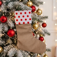 Calcetín Navideño Tipo Lino al por Mayor con Puño de Puntos Rojos, Calcetín Rústico para Chimenea, Decoración Navideña y Personalizado
