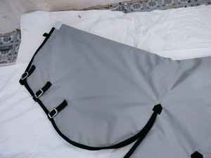 Couverture pour cheval de qualité assurée, en matériau durable, disponible en plusieurs couleurs, pour la protection des chevaux. - Product Image 3