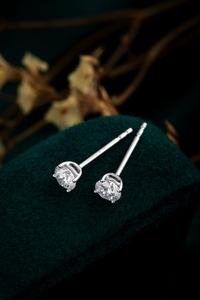 Boucles d'oreilles classiques en platine PT950 avec moissanite ronde brillante de 0,3 ct |   Moissanite de clarté VVS, taille brillant rond, pour mariage - Product Image 4