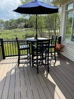 Table à manger moderne en plastique HDPE personnalisée pour la location commerciale, idéale pour les événements extérieurs, les salles à manger et les villas.