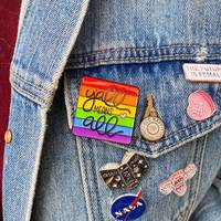 Y'all signifie tous Gay Pride arc-en-ciel motif accessoires de mode forme de drapeau personnalisé dur émail doux épinglette bouton veste épingle à chapeau