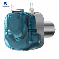 Pompe péristaltique micro DC avec tête bleue et ports cannelés pour transfert précis de liquides en laboratoire