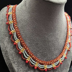 Nouveau collier chaîne en bambou avec perles contrastées rouge et bleu, fleurs plaquées or et dentelle multicouche, style sportif, accessoires pour femmes 2025 - Product Image 4